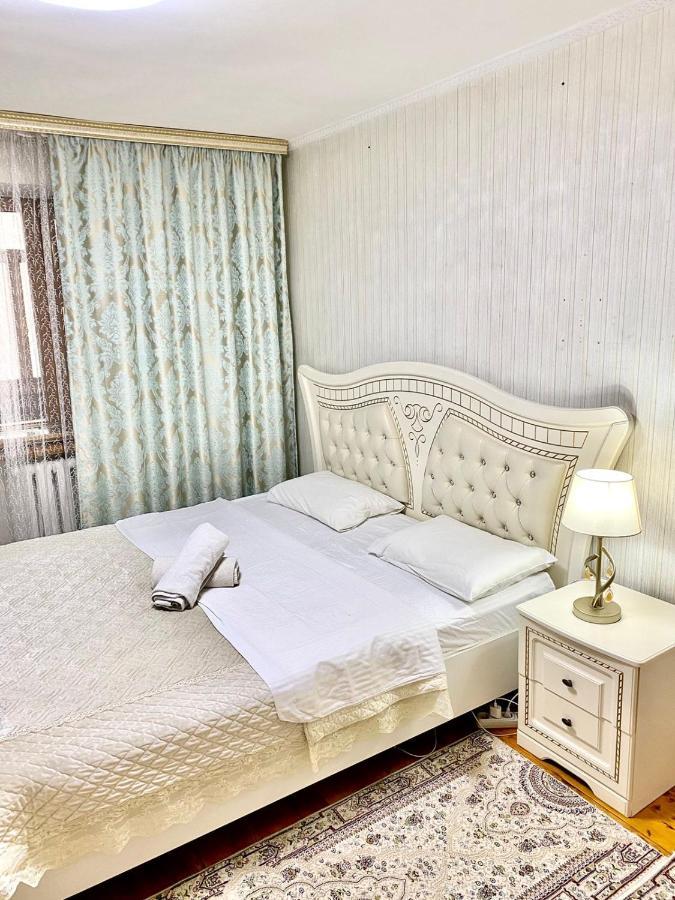 Appartamento Просторная 3 Комнатная Квартира На Арбате Almaty Esterno foto